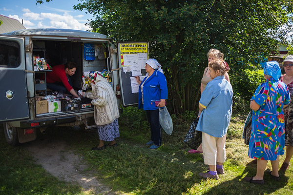 Elizaveta Lakeyeva made up a list of groceries she needed and purchases them in the mobile store.