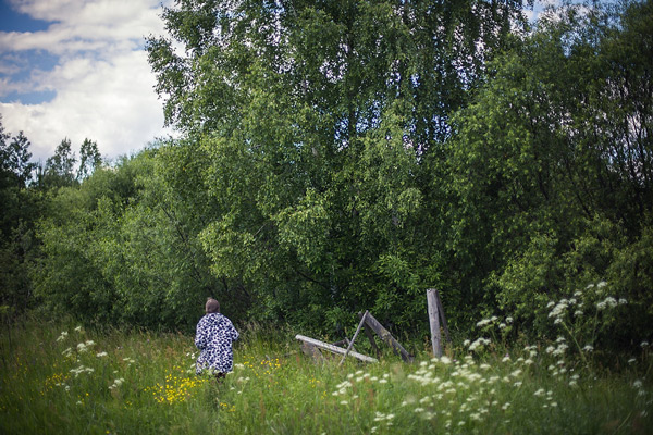 Elizaveta Lakeyeva's daughter shows the journalists the outskirts of the village.