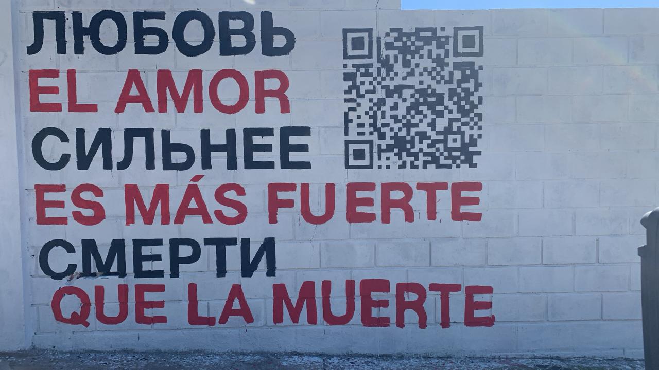"Love Is Stronger Than Death" in Russian and Spanish in mural dedicated to Alexey Navalny in Buenos Aires, Argentina