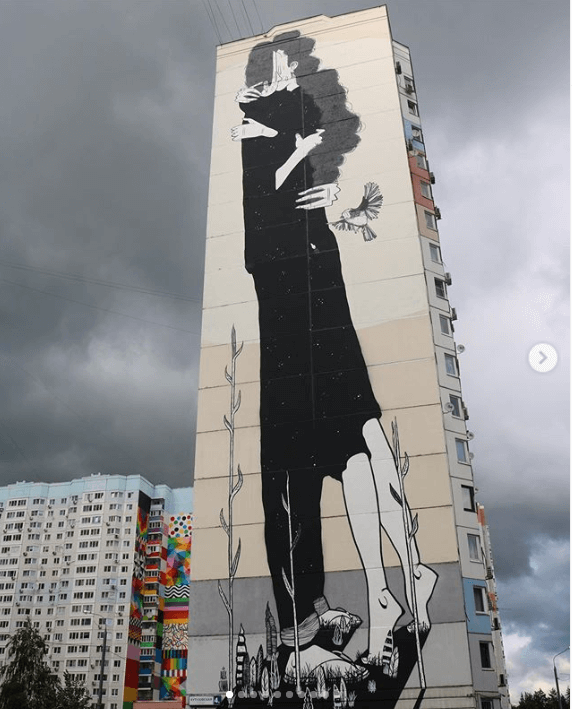 Moscow mural of woman and man kissing