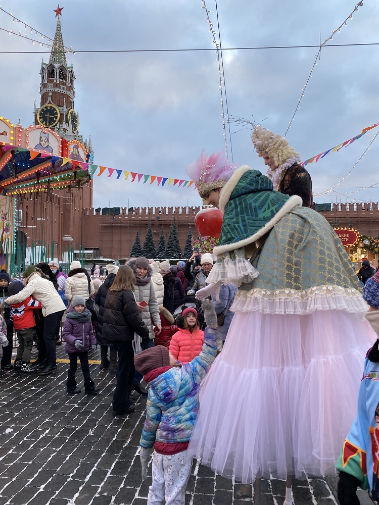 people on stilts