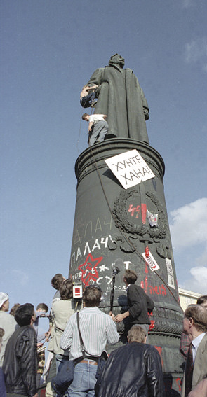 1991 Dzerzhinsky Monument coming down.
