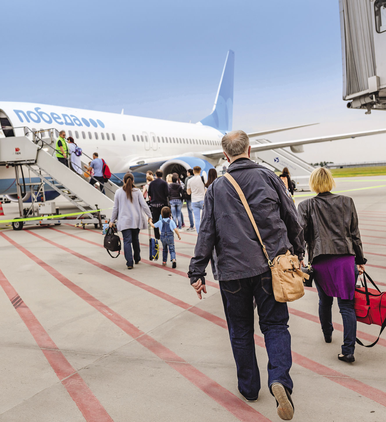 Passengers boarding a plaine