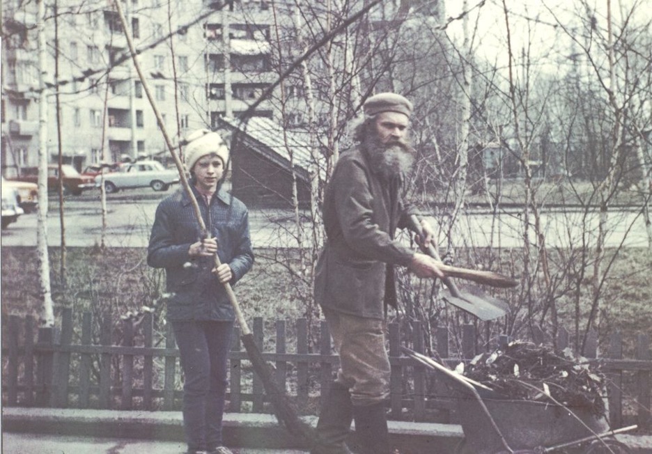 Wilhelm Fast working as a street sweeper.