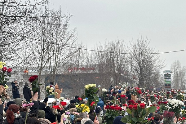 Thousands Turn Out for Navalny's Funeral