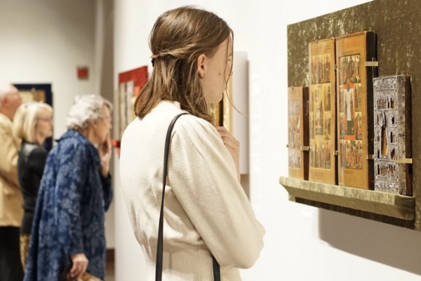 Icons in Museums: Bridging Art and Experience